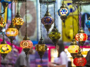 يحل شهر رمضان على غزة، وسط حالة متدهورة من الأوضاع المعيشية والاقتصادية تعصف بأكثر من مليوني فلسطيني يسكنون القطاع المحاصر إسرائيليا للعام الثاني عشر على التوالي