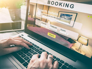 توفر معظم الفنادق وبيوت العطلات تقريباً أسعاراً أقل، أو امتيازات خاصة أو صفقات حصرية للضيوف الذين يحجزون مباشرة على الموقع الإلكتروني للفندق