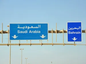 سيكون جسر الملك حمد موازيا لجسر الملك فهد، فيما سيضم ثلاثة مسارات، اثنين منها للبضائع والقطارات، والآخر مخصصا للسيارات