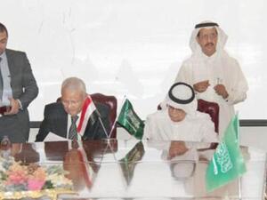 وزيرا الاتصالات السعودي والمصري خلال توقيع الاتفاقية (المصدر: العربية.نت) 