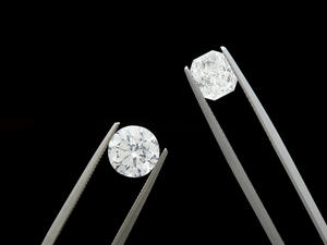 مبيعات الألماس تراجعت من 476 مليون دولار إلى 418 مليون خلال الشهر الماضي