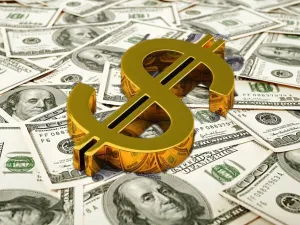 المعدن النفيس عجز عن الاحتفاظ بمكاسبه حتى وإن كانت الملاذات الآمنة الأخرى مثل الين قد صعدت وقفز الدولار إلى أعلى مستوياته في شهر