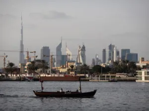 اعتبر جرين أن استثمار “موانئ دبي” في ميناء “لندن جيتواي”، يعد مثالاً على ما تشكله الخبرة والاستثمارات الإماراتية من أهمية، لاسيما أنه يوفر أحد أحدث الموانئ في لندن للقرن الحادي والعشرين