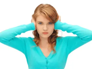 عند إقلاع الطائرة يشعر الراكب بألم في أذنيه