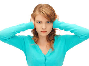 عند إقلاع الطائرة يشعر الراكب بألم في أذنيه