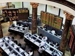 ذكر التقرير اليومي الصادر عن البورصة المصرية أن رأس المال السوقي لأسهم الشركات المقيدة بالسوق خسر نحو 4ر5 مليار جنيه (الدولار يعادل نحو سبعة جنيهات) ليصل الى 3ر357 مليار جنيه بعد تداولات اجمالية بلغت 490 مليون جنيه