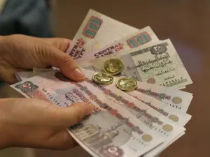 بلغ سعر صرف الدولار مقابل الجنيه في تعاملات أمس أقل من 7 جنيهات، حيث سجل سعر الدولار في السوق الرسمي نحو 6.99 جنيه للشراء، و7.02 جنيه للبيع، فيما واصل سعره في السوق غير الرسمي نحو 7.01 للشراء و7.08 للبيع