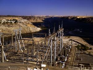 الدعم المتوقع هذا العام لقطاع الكهرباء يبلغ 30 مليار جنيه من 12 مليار جنيه كانت متوقعة عند وضع الخطة في يوليو / تموز 2014 ولكن تغيير أسعار الصرف ساهمت في تلك الزيادة الكبيرة