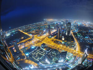 في المجال الاقتصادي أكد الشيخ محمد بن راشد آل مكتوم بأن السنوات القادمة ستشهد تحولات اقتصادية كبيرة عالميا، وهدفنا أن نكون في قلب هذه التحولات وأن تكون الإمارات العاصمة الاقتصادية والسياحية والتجارية لأكثر من 2 مليار نسمة