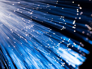 الإمارات تتصدر العالم في توصيل المنازل بشبكة الألياف الضوئية