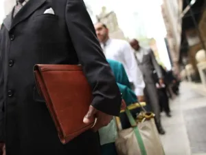تصحيح أوضاع العمالة المخالفة وترحيل الكثير منها سينعكس إيجاباً على سوق العمل المحلي بخلق آلاف الفرص أمام المؤسسات الصغيرة لتقديم خدماتها بالسوق بعدما عانت في السابق من منافسة غير عادلة مع العمالة المخالفة والسائبة والتي كانت تسيطر على السوق مع ضعف وسائل الرقابة