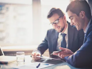 العام الجديد سيتصف بالحكمة المالية في دول “مجلس التعاون الخليجي”، عندما يتعلق الأمر بالتعامل مع أجور الموظفين، كما سيشوبه شيء من الحذر، مشيراً إلى انخفاض أسعار النفط