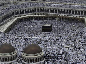 من حق المملكة العربية السعودية اتخاذ ما تراه مناسباً من قرارات بشأن أعداد المعتمرين والحجاج، لأن الهدف في النهاية ليس تخفيض الأعداد دون مبرر