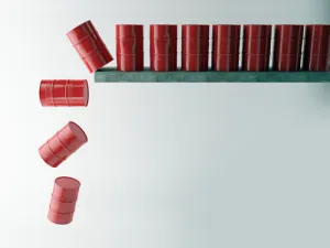 هوت أسعار العقود الآجلة للنفط دون 57 دولارا للبرميل أمس بعد أن أظهرت بيانات زيادة غير متوقعة في مخزونات الولايات المتحدة من الخام ومنتجات التكرير