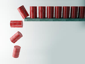 هوت أسعار العقود الآجلة للنفط دون 57 دولارا للبرميل أمس بعد أن أظهرت بيانات زيادة غير متوقعة في مخزونات الولايات المتحدة من الخام ومنتجات التكرير