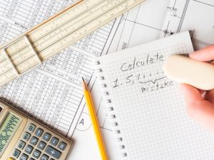 الثلاثينيات هي الوقت الذي عليك أن تعيد تنظيم خطتك المالية فيه لتؤمن على ما تبقى من حياتك، فأنت على الغالب في هذه المرحلة تكون قد أسست عملاً جيداً و مازلت تملك الكثير من الطاقة