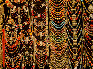 تمكن وافدون أبعدوا من سوق الذهب من الحصول على الجنسية الخليجية، ومن ثم العودة إلى العمل في قطاع الذهب والمجوهرات بشكل نظامي