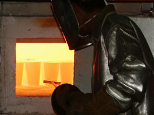 نشاط عدد من مصانع الذهب بات متوقفا، بسبب عدم حصول المستثمرين على عدد كاف من تأشيرات العمالة الهندية في ظل شروط تضعها وزارة العمل