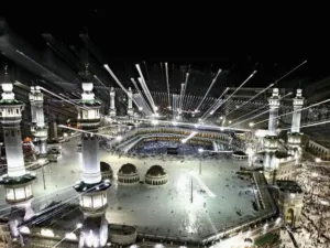 مشروع خادم الحرمين الشريفين للطواف وتوسعة الحرم المكي، الذي يتوقع أن ينتهي خلال أربع سنوات، سيرفع الطاقة الاستيعابية بلا شك، وسيرفع من عوائد العمرة والحج على الاقتصاد الوطني