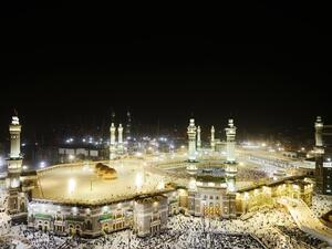 عقاريين وخبراء أرجعوا السبب إلى ندرة الأراضي المتاحة لاستغلالها للبناء، وارتفاع الطلب، إضافة إلى استدامة القيمة الاستثمارية في المنطقة المركزية حول الحرم