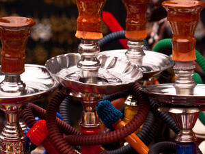 كشفت دائرة التنمية الاقتصادية مؤخراً عن وجود 419 مقهى شيشة في أبوظبي، أغلبها مخالف للمعايير والاشتراطات الواردة في قانون مكافحة التبغ