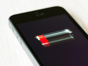 تكمن الخطوة الأولى في علاج مشكلة نفاد بطارية الهاتف بالعثور على التطبيقات التي تستنزفها، حيث يحتوي آيفون أداة تمكن المستخدم من معرفة مثل تلك البرامج