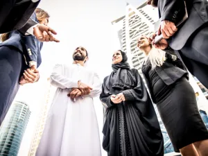  يمكن زيادة الحد الأدنى لسن التقاعد الذي يبلغ 65 عاما بالنظر إلى طبيعة عمل الفرد، وأوراق اعتماده