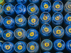 تراجعت أسعار إعادة تعبئة اسطوانات الغاز غير المدعوم سعة 25 رطلاً إلى 44 درهماً، مقابل 46 درهم سابقاً