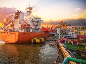 اصطدام ناقلة غاز مسال لشل بناقلة نفط قبالة سواحل الإمارات