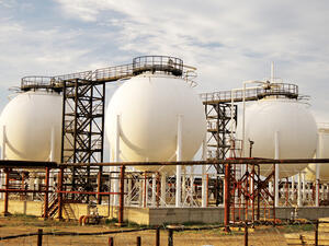 يحرق العراق ثاني أكبر بلد منتج للنفط في منظمة "أوبك" بعد السعودية نحو 70 في المائة من إنتاجه من الغاز الطبيعي بحسب شركة غاز البصرة التي تأسست بمشاركة شل وميتسوبيشي