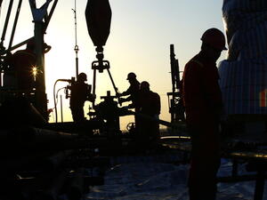 تقدمت شركتا “ايني” الايطالية و”توتال” الفرنسية بطلب مشترك للتنقيب في حقلين من الحقول الثلاثة فيما انضمت “اكسون موبيل” الاميركية الى “قطر للبترول” لمنافسة الشركتين الاوروبيتين