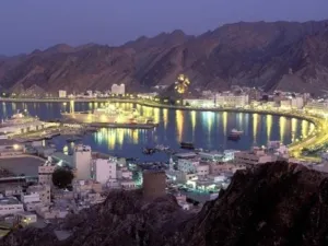 يعد المشروع الأول من نوعه في السلطنة، ويشمل إنشاء سكة حديد رئيسية وأخرى فرعية من منطقة البريمي على حدود الإمارات وحتى الحدود اليمنية مرورا بغالبية المدن والتجمعات الاقتصادية، وذلك على طول نحو 2244 كيلومترا