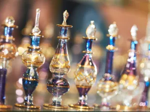 تعد الإمارات من أكبر أسواق المنطقة للعطور وأدوات ومنتجات الرعاية الشخصية في المنطقة حيث بلغ حجم مبيعات العطور في الدولة 401 مليون دولار في 2014