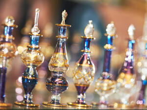 تعد الإمارات من أكبر أسواق المنطقة للعطور وأدوات ومنتجات الرعاية الشخصية في المنطقة حيث بلغ حجم مبيعات العطور في الدولة 401 مليون دولار في 2014