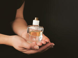 تعتبر الإمارات من الأسواق الاستراتيجية لأعمال الرصاصي، ومركزاً إقليمياً وعالمياً في صناعة وتجارة العطور العربية، وبما أننا نتخذ من الإمارات مقراً لعملياتنا، فإننا نلتزم بمواصلة تطوير السوق