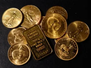 عالميا، تراجع سعر الذهب إلى أدنى مستوياته في أسبوعين يوم الجمعة الماضي متجها إلى تسجيل أكبر خسارة أسبوعية له منذ منتصف أيلول بسبب ارتفاع الدولار بعد بيانات اقتصادية قوية من الولايات المتحدة