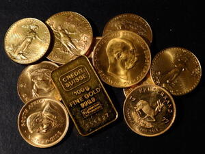 عالميا، تراجع سعر الذهب إلى أدنى مستوياته في أسبوعين يوم الجمعة الماضي متجها إلى تسجيل أكبر خسارة أسبوعية له منذ منتصف أيلول بسبب ارتفاع الدولار بعد بيانات اقتصادية قوية من الولايات المتحدة