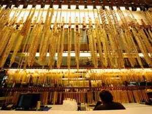 قفز المعدن النفيس في بداية التعاملات الآسيوية إلى 1406.01 دولار وهو أعلى مستوى له منذ السابع من يونيو الماضي 