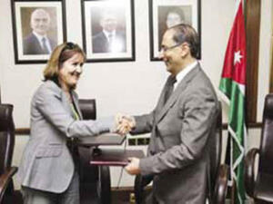 وقع الاتفاقية نيابة عن الحكومة وزير التخطيط والتعاون الدولي د. إبراهيم سيف وعن الجانب الفرنسي السفيرة الفرنسية في المملكة كارولين دوماس