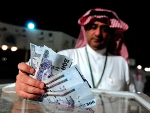 انتقلت ظاهرة الملصقات الإعلانية الخاصة بسداد القروض والتمويل الشخصي، من مجرد وضع ملصق إعلاني بجوار أجهزة الصرافات الآلي إلى مواقع التواصل الاجتماعي “تويتر”، فيسبوك، وإنستجرام، حيث يقوم بعض الأشخاص والجهات غير المصرح لها بمزاولة التمويل وسداد الديون عبر هذه المواقع