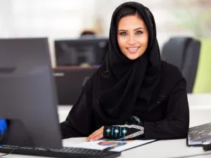 وزارة العمل منذ قرار التأنيث وهي مستمرة في إيجاد واستحداث وظائف بفروع مكاتبها لضخ مزيد من موظفات العمل لمتابعة التشغيل الإلزامي في تأنيث المستلزمات النسائية في الأسواق 