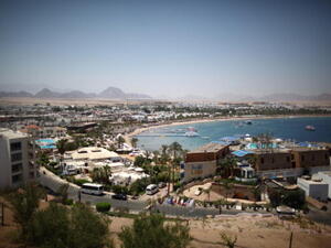 شرم الشيخ هي أكبر مدن محافظة جنوب سيناء وتضم منتجعات سياحية ترتادها الأفواج السياحية من أنحاء العالم