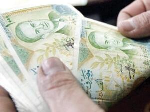 أسعار الليرة السورية، في مقابل العملات الخليجية والدولار واليورو تدهورت منذ العام الماضي، مبينا أن الانخفاض بلغ 200% خلال هذه الفترة