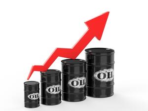 نمو أسعار النفط الخام يتسارع من جديد متأثرا بتراجع المخزونات الأمريكية والدولار وهما العاملان الأكثر تأثيرا في السوق في الفترة الماضية