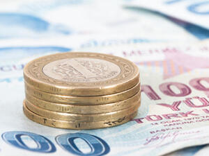 انخفضت الليرة إلى 2.2045 ليرة للدولار قبل أن تصل بحلول الساعة 0653 بتوقيت غرينتش إلى 2.2028 ليرة