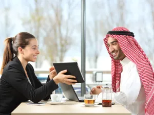 استطلاع الرأي الذي أجراه موقع Bayt.com أن 98% من المشاركين في الاستطلاع والبالغ عددهم 9934 شخصًا قالوا إنهم يخططون للبحث عن عمل جديد في عام 2017