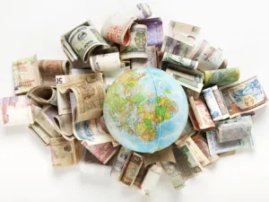 منذ منتصف عام 2007 الذي شهد ولادة أزمة مالية عالمية قفزت ديون العالم بنحو 40% من 70 تريليون دولار إلى مئة تريليون دولار في بداية 2015
