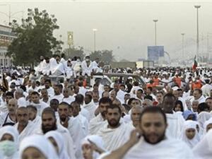 يعاقب كل ناقل يحمل حجاجا يصل إلى المملكة بعد انتهاء المواعيد المحددة لوصول الحجاج بغرامة مقدارها ألف ريال عن كل حاج