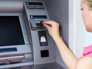 استخدم أجهزة الصراف الآلي الموجودة في البنوك فقط وقم بإخفاء (الرمز الشخصي - Pin Code) الخاص بك