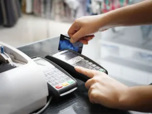 دفع الارتفاع المستمر في السحب من بطاقات الائتمان خبراء مصرفيين إلى المطالبة بضرورة وضع ضوابط في إصدار هذه النوعية من البطاقات التي تعد بمثابة ديون آجلة على أصحابها